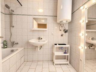 Wonderful 2-Bedroom Apartment for 8 near Hauptbahnhof - 3