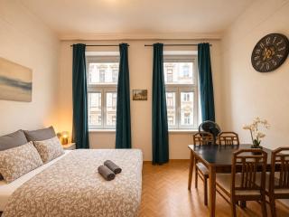 Fabulous 2-Bedroom Apartment with A/C near Hauptbahnhof - 9