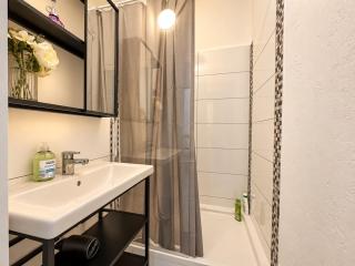 Fabulous 2-Bedroom Apartment with A/C near Hauptbahnhof - 6