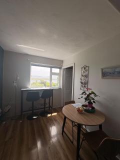 Water's edge studio apartment - 4