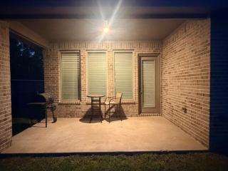 Beautiful home with trails, lake & community pool - 9