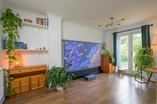 Townhouse on the River Decking & Private Parking - 9