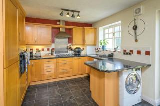 Townhouse on the River Decking & Private Parking - 8