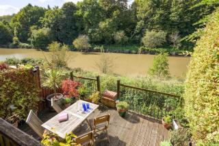 Townhouse on the River Decking & Private Parking - 7