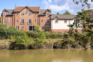 Townhouse on the River Decking & Private Parking - 6