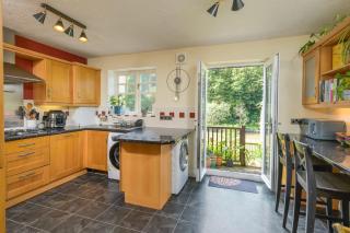 Townhouse on the River Decking & Private Parking - 5