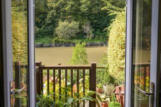 Townhouse on the River Decking & Private Parking - 4