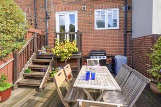 Townhouse on the River Decking & Private Parking - 3