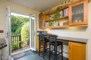 Townhouse on the River Decking & Private Parking - 2