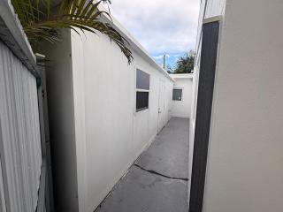 Fully Furnished Studio Near Miami - 0
