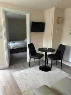 Cosy self-contained garden apartment - 4