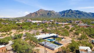 Spectacular Retreat with Private Pickleball Court - 0