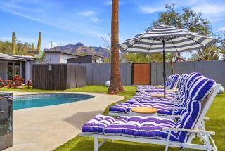 Spectacular Retreat with Private Pickleball Court - 8