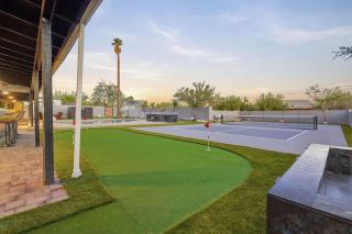 Spectacular Retreat with Private Pickleball Court - 7