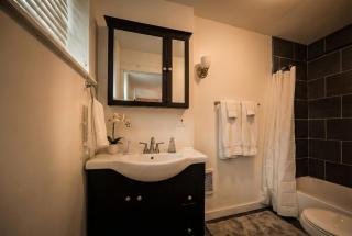 Park Place- cozy modern space fully updated fast WiFi good coffee and easy parking - 4
