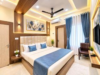 Hotel Shriyam Nadni Grand Near Vishwanath Temple# Resturent and Lift Facilities - Fully Air conditioning Rooms - 8