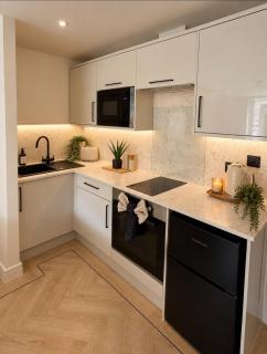 Luxury Garden Studio Perfect for Work & Stays - 4
