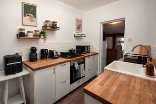 2 Bedroom Home - 5 min to Warrington Hospital & Train Station - 6