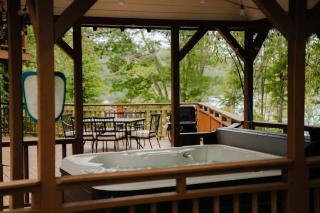 Waterfront Lake Views Villa with Hot tub in Hocking Hills - 2