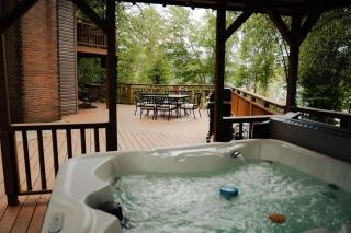 Waterfront Lake Views Villa with Hot tub in Hocking Hills - 1