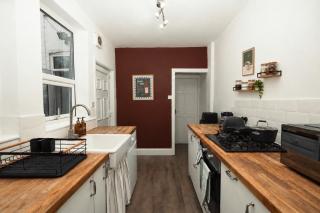 2 Bedroom Home - 5 min to Warrington Hospital & Train Station - 4