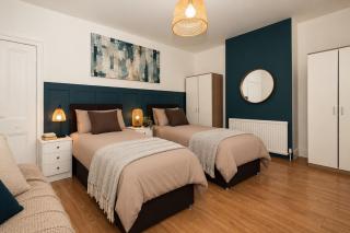 2 Bedroom Home - 5 min to Warrington Hospital & Train Station - 1