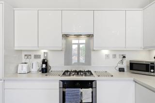 Modern 2BR Flat in Dickens Heath - 6