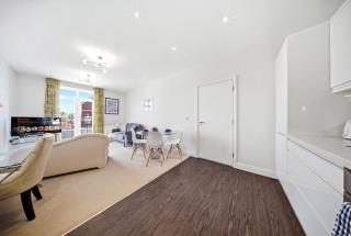 Modern 2BR Flat in Dickens Heath - 4