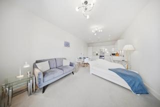 Modern 2BR Flat in Dickens Heath - 3