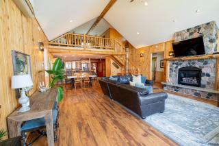 Spacious Luxury Lodge with Lake Views, Sleeps 15, Upgraded Amenities CB15 - 3