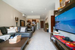 Penthouse 2BR Private Jacuzzi - 3 Blocks to Beach - 6