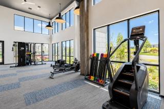 Modern 2BR Retreat with Pool, Gym and Balcony - 3