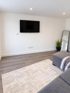 Moodyscroft Homestay, NEC, BHX, Resorts world, HS2, JLR - Netflix - 9