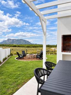 Fijnbos House, Stylish Kleinbaai Coastal Retreat - 3