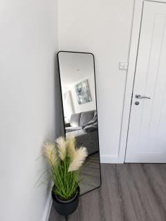 Moodyscroft Homestay, NEC, BHX, Resorts world, HS2, JLR - Netflix - 8