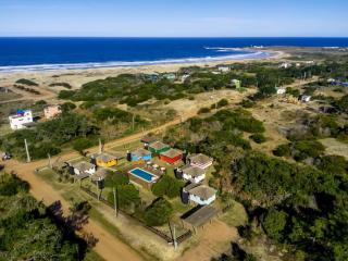 Cabaña Caribe Diseño único, piscina climatizada, parrillero y a 300 m de la playa Punta del Diablo - 3