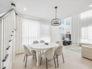 Elegant n Convenient 4 Beds Villa with easy access - 9