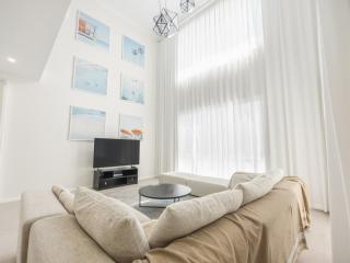 Elegant n Convenient 4 Beds Villa with easy access - 0