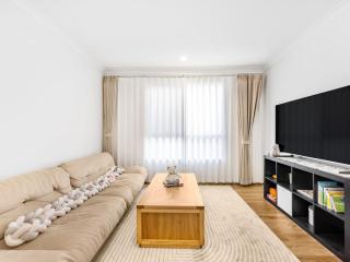 Elegant n Convenient 4 Beds Villa with easy access - 4