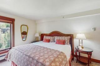 Ski In, Ski Out 1 Bedroom Vacation Rental In The Heart Of Lionshead Village With Heated Slope Side Pool And Hot Tub - 3