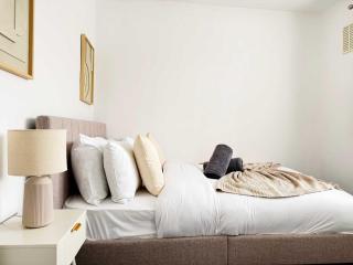 Spacious 3 Bed Near Gatwick, Ideal for groups - 3