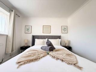 Spacious 3 Bed Near Gatwick, Ideal for groups - 1