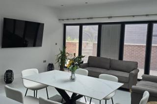 SAV Stays 5 Bedroom Large Family home Birstall, Leicester - 0