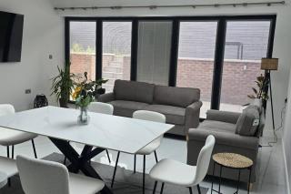 SAV Stays 5 Bedroom Large Family home Birstall, Leicester - 4