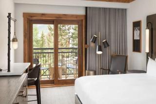 Luxury Hotel Room With King Bed In Lionshead Village - 9
