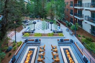 Luxury Hotel Room With King Bed In Lionshead Village - 3