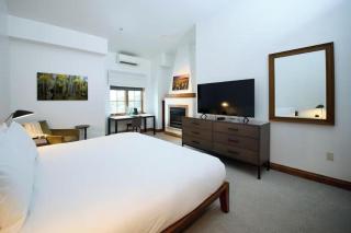 Vail Village King Hotel Room - 8