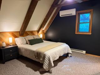 A-Frame near PSU Sleeps 10 + Sauna - 3