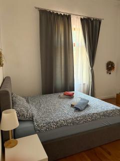High ceilings, two bedroom flat in the center - 2