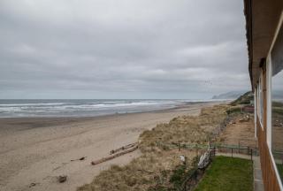 Premium Oceanfront Suite - Sleeps 8 - Top Floor - Pool & Sauna - 4